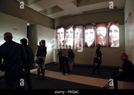 Personnes regardant l'exposition dans le métro Mémorial aux Juifs assassinés d'Europe le Cora-Berlinerstrasse à Berlin, Allemagne Banque D'Images