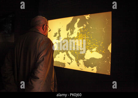 Personnes regardant l'exposition dans le métro Mémorial aux Juifs assassinés d'Europe le Cora-Berlinerstrasse à Berlin, Allemagne Banque D'Images