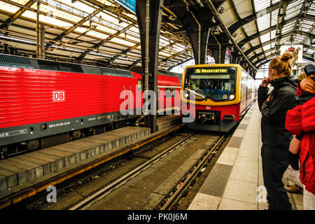 Les gens qui attendent à la gare Hackescher Markt pour un S-Bahn à Berlin, Allemagne Banque D'Images