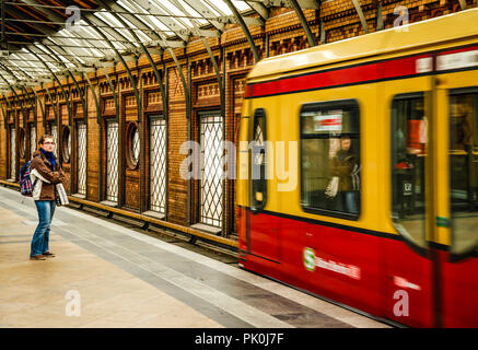 Les gens qui attendent à la gare Hackescher Markt S pour le S-Bahn à Berlin, Allemagne Banque D'Images