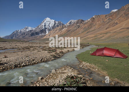 Beau camp dans la Vallée de Bartang, Khafrazdara Valley, au Tadjikistan. Banque D'Images