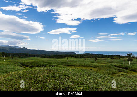71. 1 cinq lacs 知床五湖 Shiretoko est un groupe de cinq petits lacs formés par l'éruption du Mont à proximité Io. L'eau est injectée dans les lacs en métro Banque D'Images