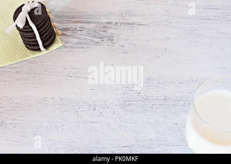 De délicieux cookies au chocolat avec crème vanille et verre de lait frais en arrière-plan/ artwork de sweet petit-déjeuner sain Banque D'Images