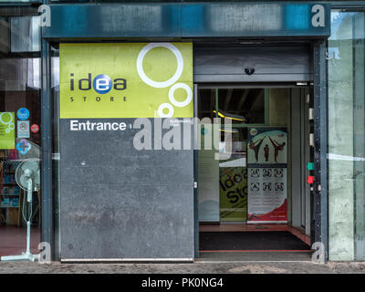 Entrée de l'Idea Store de Whitechapel Road, conçu par David Adjaye et ouvert en 2005, une bibliothèque et centre d'information sur les Tower Hamlets Banque D'Images