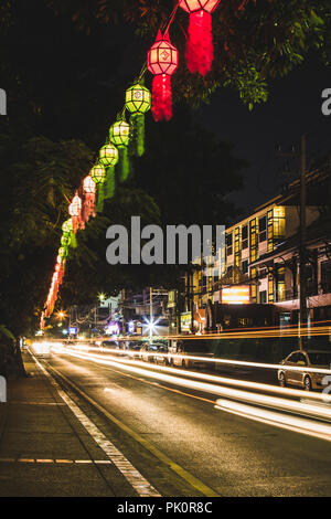 La lumière des lanternes et sentiers du Loy Krathong festival à Chiang Mai Thaïlande Banque D'Images