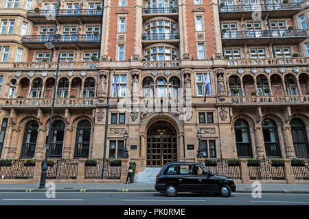 Le principal hôtel de London à Bloomsbury, Londres, Angleterre. Un taxi noir, ou en taxi, attendant à l'extérieur pour prendre un passager. Banque D'Images