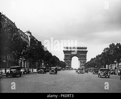 Vue de l'Arc de Triomphe à Paris, 1931, montrant les véhicules et la mode de l'époque. Banque D'Images