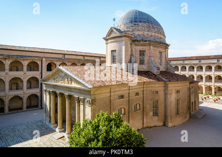 La chapelle et son dôme dans la cour de l'ancien hospice de La Vieille Charité à Marseille, France, et les galeries à arcades des ailes. Banque D'Images