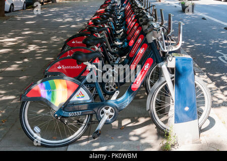 Location de vélos sponsorisés Santander avec une en arc-en-ciel de couleurs LGBT + célébrer célébrations Fierté à Londres. Banque D'Images