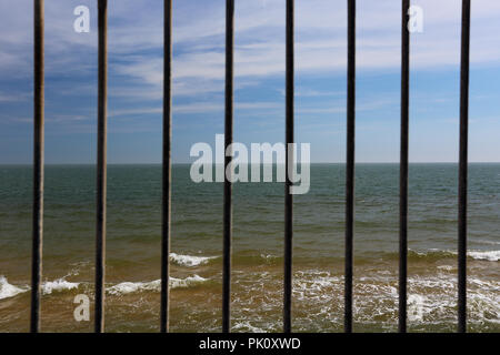 En regardant la mer du Nord à travers une clôture autour de la mer du Nord, Southwold, Suffolk, UK Banque D'Images