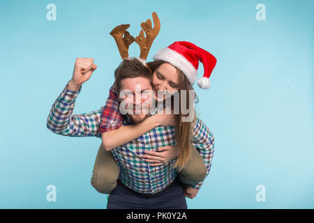 Concept de Noël et de vacances - Close up portrait of lovely couple having fun in costumes de Noël Banque D'Images