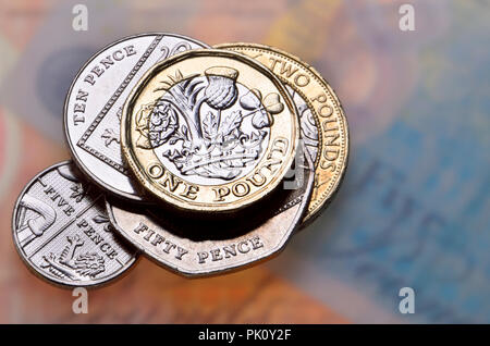 Pièces de monnaie britanniques sur les notes de Banque D'Images