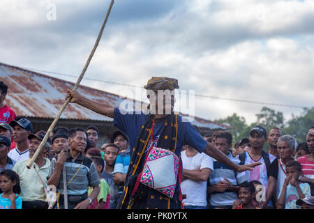 BAJAWA, INDONÉSIE - Mai 19 : personnes non identifiées se rassemblent pour surveiller une danseuse lors d'un match de boxe près de Bajawa rurales dans l'Est de Nusa Tenggara, en Indonésie sur Banque D'Images