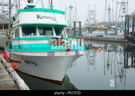 Bateaux dans le brouillard, le port d'Ucluelet, Ucluelet (Colombie-Britannique), Canada Banque D'Images