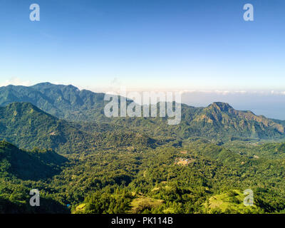 Vallée spectaculaire juste en dessous du Mont Inerie Volcanoe près de Bajawa sur l'île de Nusa Tenggara en Indonésie. Banque D'Images