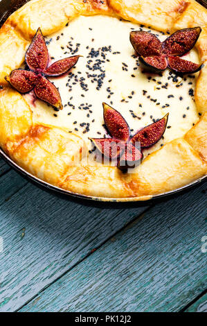 Gâteau d'automne, avec du fromage cottage focaccia italienne et figues Banque D'Images