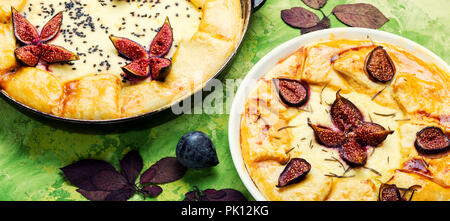 Gâteau d'automne, avec du fromage cottage focaccia italienne et figues Banque D'Images