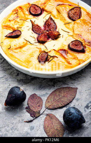 Gâteau d'automne, l'Italien focaccia avec du fromage cottage, figues et romarin Banque D'Images