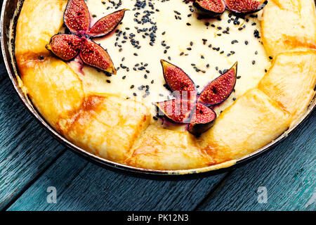 Gâteau d'automne, avec du fromage cottage focaccia italienne et figues Banque D'Images