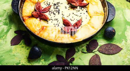 Gâteau d'automne, avec du fromage cottage focaccia italienne et figues Banque D'Images