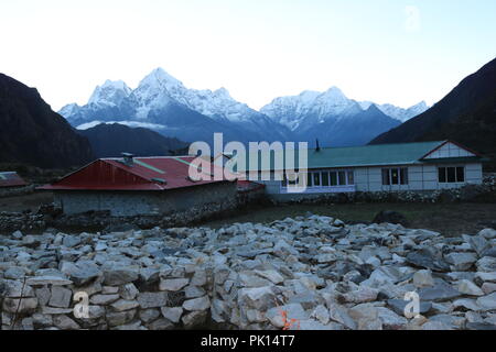 Amazing shot de la magnifique vue sur l'Ama Dablam pic de montagne sur le chemin de l'Everest camp de base couvertes de neige blanche, célèbre sommet de l'Everest Trekking roout Banque D'Images