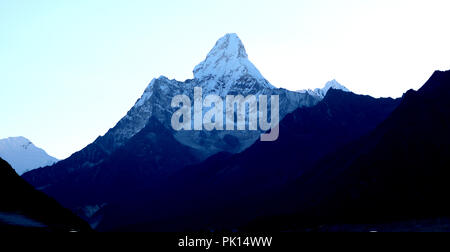 Amazing shot de la magnifique vue sur l'Ama Dablam pic de montagne sur le chemin de l'Everest camp de base couvertes de neige blanche, célèbre sommet de l'Everest Trekking roout Banque D'Images