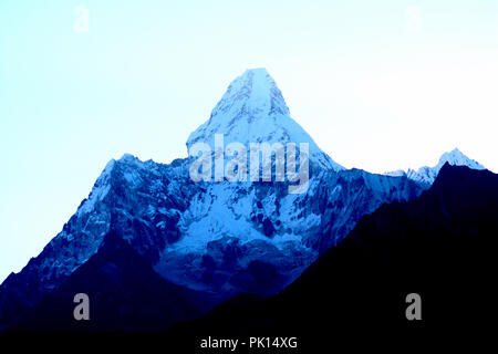 Amazing shot de la magnifique vue sur l'Ama Dablam pic de montagne sur le chemin de l'Everest camp de base couvertes de neige blanche, célèbre sommet de l'Everest Trekking roout Banque D'Images