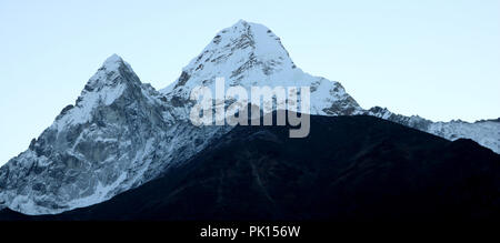 Amazing shot de la magnifique vue sur l'Ama Dablam pic de montagne sur le chemin de l'Everest camp de base couvertes de neige blanche, célèbre sommet de l'Everest Trekking roout Banque D'Images