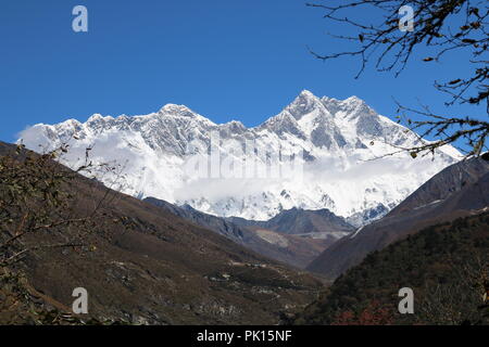 Amazing shot de la magnifique vue sur l'Ama Dablam pic de montagne sur le chemin de l'Everest camp de base recouvert de neige blanche Banque D'Images