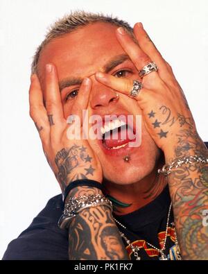 Shifty Shellshock, Sänger der amerikanischen bande croisé 'Crazy Town' bei einem Fotoshooting à München, Deutschland 2004. Shifty Shellshock, chanteur américain de bande croisé 'Crazy Town' au cours d'une séance photo à Munich, Allemagne 2004. Dans le monde d'utilisation | Banque D'Images