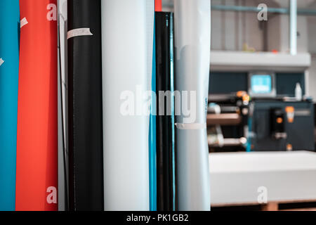 L'impression professionnelle, les détails de l'installation des rouleaux de papier brillant de couleur, prêt pour l'approvisionnement. Banque D'Images