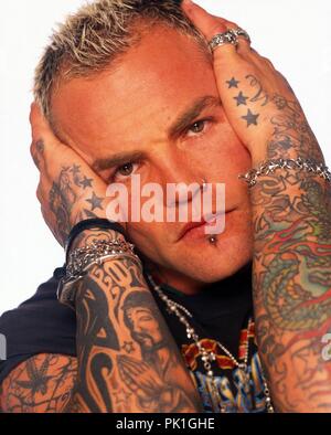 Shifty Shellshock, Sänger der amerikanischen bande croisé 'Crazy Town' bei einem Fotoshooting à München, Deutschland 2004. Shifty Shellshock, chanteur américain de bande croisé 'Crazy Town' au cours d'une séance photo à Munich, Allemagne 2004. Dans le monde d'utilisation | Banque D'Images