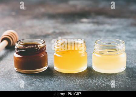Le miel en petits pots de miel en bois et balancier. Différents types de miel. Vue rapprochée, image, copie du texte pour l'espace Banque D'Images
