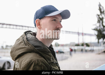 Portrait d'un jeune gars dans une casquette de baseball sur la rue de Lisbonne. Street style. Banque D'Images