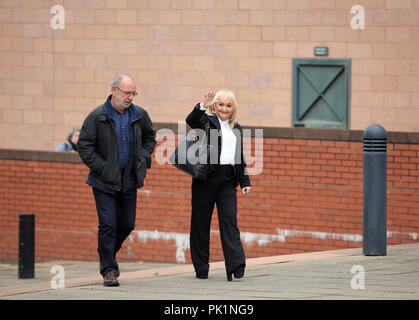 Jenni Hicks, dont les deux filles sont mortes à Hillsborough, et écrivain Jimmy McGovern arrivent à Preston Crown Court, où l'ancien secrétaire du club Sheffield Wednesday Graham Mackrell Hillsborough et le commandant David match Duckenfield entrera moyens au cours de la tragédie de Hillsborough en 1989. Banque D'Images