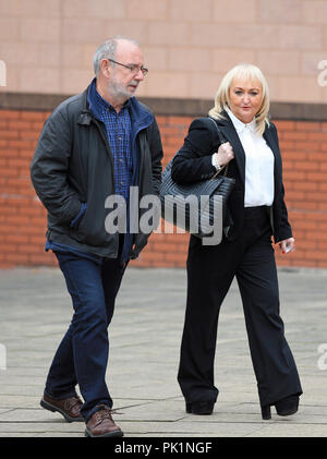 Jenni Hicks, dont les deux filles sont mortes à Hillsborough, et écrivain Jimmy McGovern arrivent à Preston Crown Court, où l'ancien secrétaire du club Sheffield Wednesday Graham Mackrell Hillsborough et le commandant David match Duckenfield entrera moyens au cours de la tragédie de Hillsborough en 1989. Banque D'Images