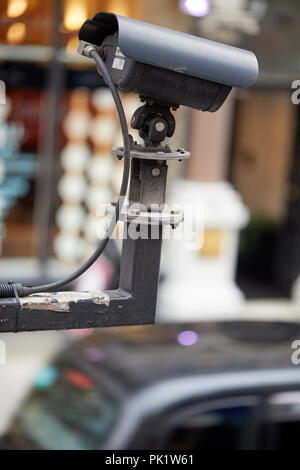 L'ANPR (reconnaissance automatique des plaques d'immatriculation du véhicule) surveille l'appareil photo un taxi dans la ville de Londres. Banque D'Images