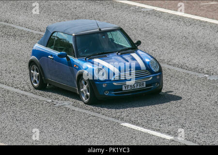 2005 Blue Mini Cooper Classic 1598cc cabriloilet à essence, vintage, vétéran, voitures d'antan, objets de collection restaurés à Hoghton Tower Class Cars Rally, Royaume-Uni Banque D'Images