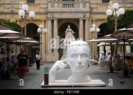 Artwork placés dans la place de la République dans la ville de La Valette, à Malte, dans le cadre de l'heure de la ville comme Capitale européenne de la Culture 2018 (ECoC). Banque D'Images