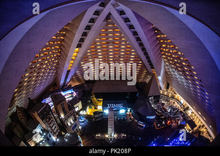 Luxor Hotel and Casino Las Vegas, de l'intérieur. D'en haut d'un balcon de chambres à travers la pyramide et vers le bas pour le foyer. Banque D'Images