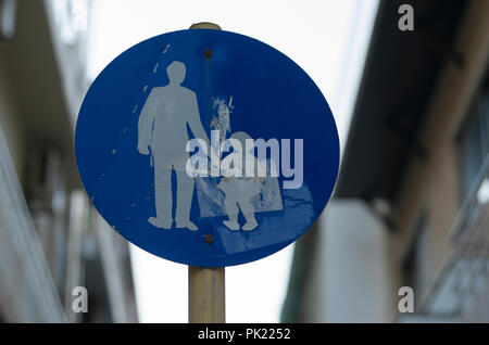 Round road sign "Attention enfants" au temps du soir en Grèce Banque D'Images