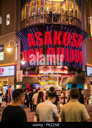 TOKYO, JAPON - 8 septembre 2018 : don Quijote Asakusa discount store dans la nuit sur la rue à Tokyo, Japon. Banque D'Images