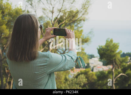 Femme prend des photos de la nature par téléphone mobile. Banque D'Images