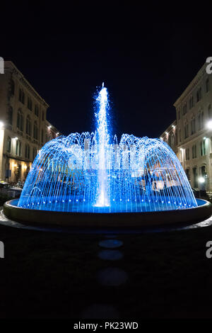 Fontaine en face de la place de la République à Split dans la nuit. Banque D'Images