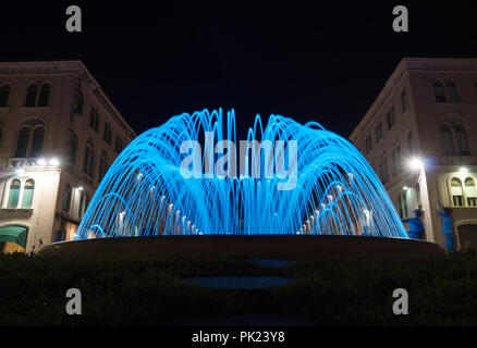 Fontaine en face de la place de la République à Split dans la nuit. Banque D'Images