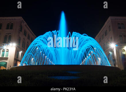 Fontaine en face de la place de la République à Split dans la nuit. Banque D'Images