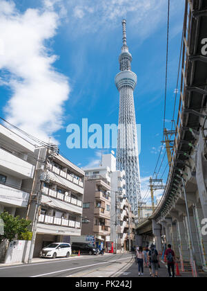 TOKYO, JAPON - 8 septembre 2018 : vue sur Tokyo Skytree lors d'une chaude journée ensoleillée, d'un quartier résidentiel. Les gens qui marchent dans la rue Banque D'Images