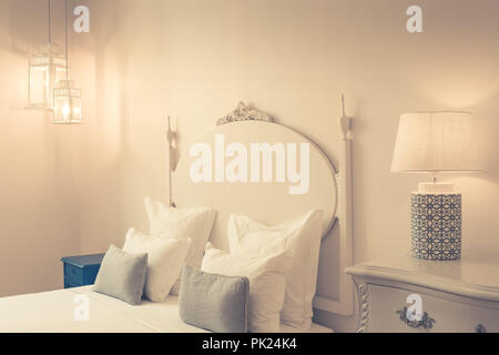 Chambres dans des tons lumineux. Grand lit double confortable dans l'élégant quartier de chambre classique Banque D'Images