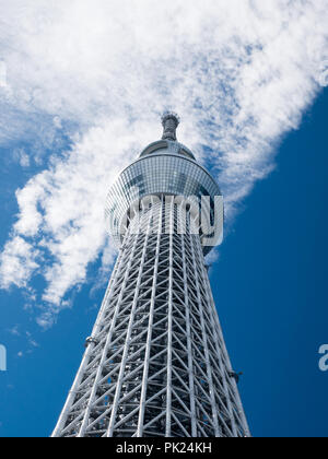 TOKYO, JAPON - 8 septembre 2018 : une partie du bâtiment de la tour Tokyo skytree Japon avec un ciel bleu Banque D'Images