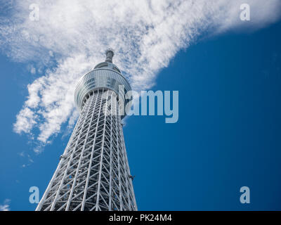 TOKYO, JAPON - 8 septembre 2018 : une partie du bâtiment de la tour Tokyo skytree Japon avec un ciel bleu Banque D'Images